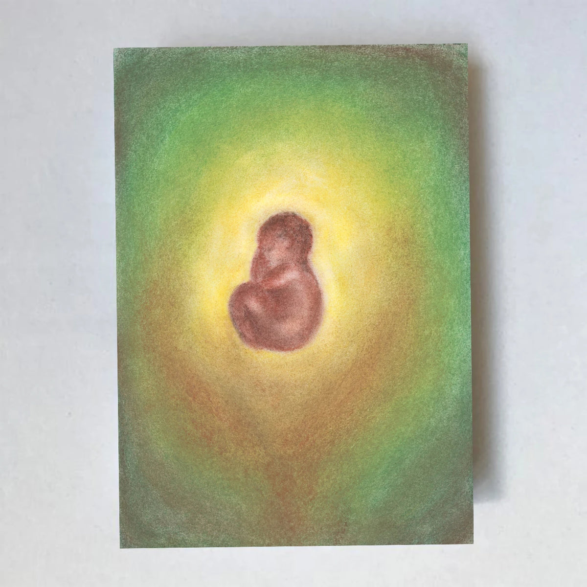 Postkarte Baby grün von Lot Bouwes A6: ein Baby schläft eingerollt in einem grünen Lichtkreis