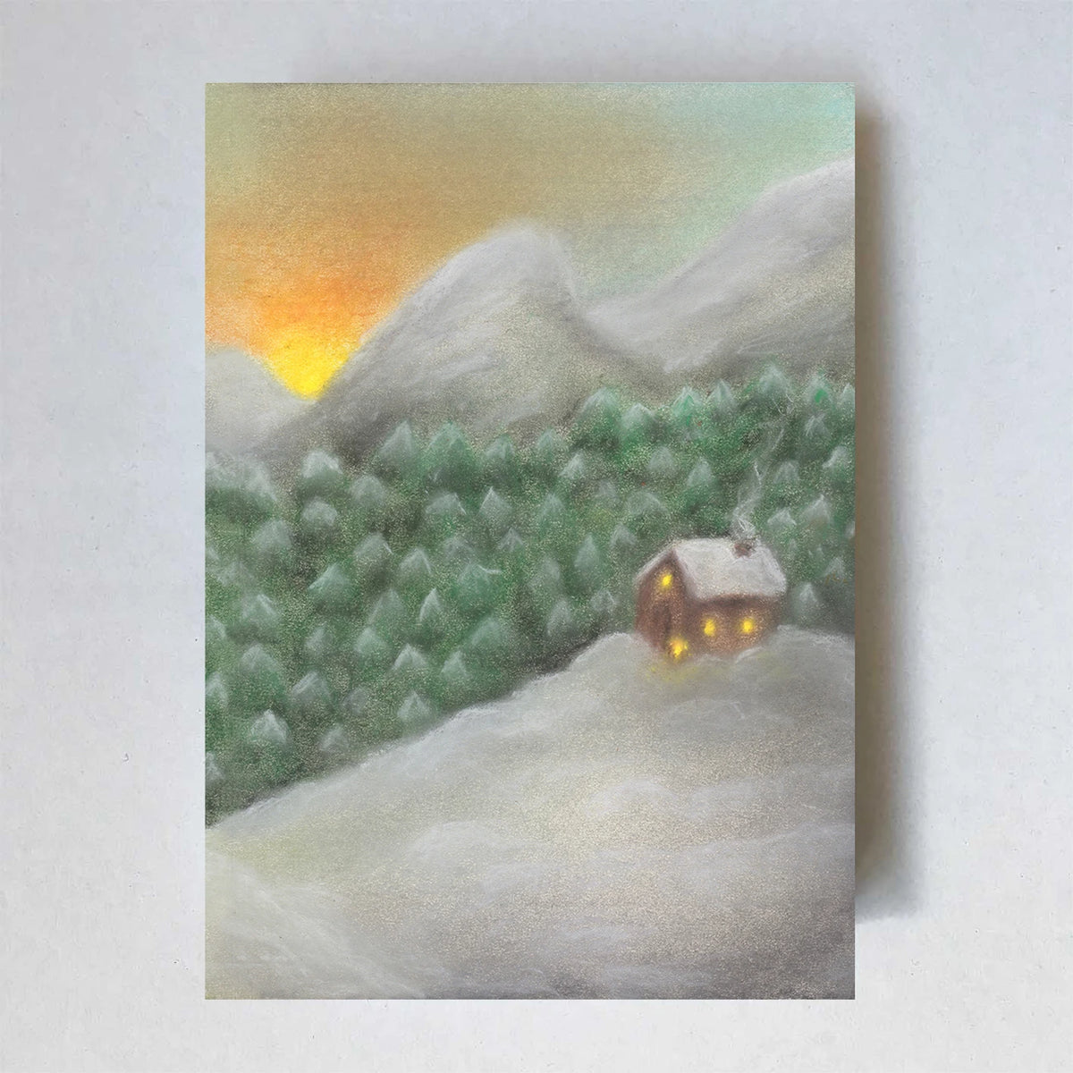 Postkarte Berglandschaft von Lot Bouwes A6: verschneite Berglandschaft mit Tannenwald, ein kleines Haus mit Licht, Abendrot hinter den Gipfeln