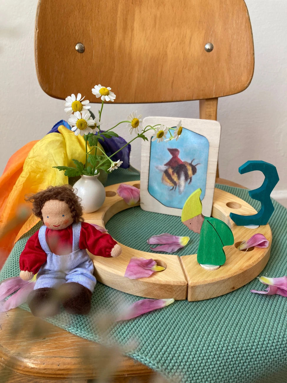 Postkarte Biene von Lot Bouwes A7 auf einem Geburtstagstisch mit Puppe und Holzzahl, Foto