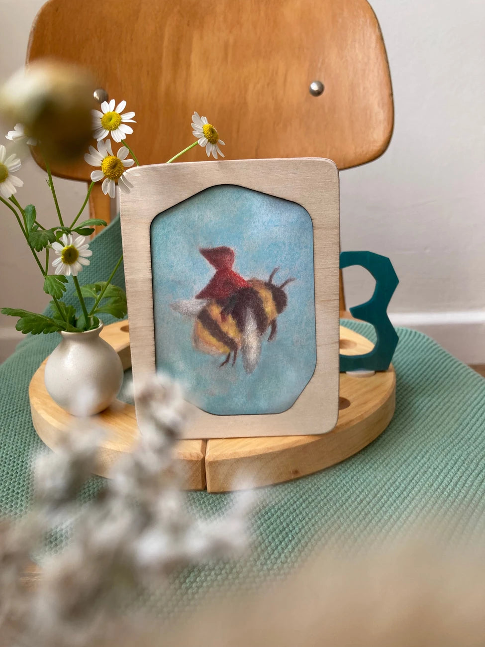 Postkarte Biene von Lot Bouwes A7 im Holzrahmen auf einem Holzstuhl mit Blumen, Foto