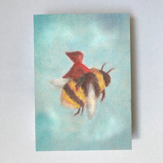 Postkarte Biene von Lot Bouwes A7: ein Wichtel reitet auf einer Hummel durch den hellblauen Himmel