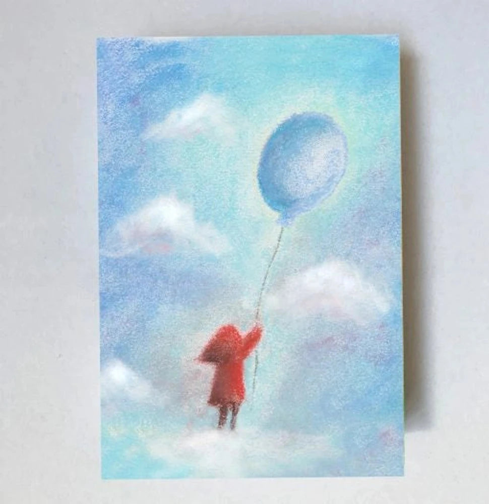 Postkarte Blauer Ballon von Lot Bouwes A7: ein Wichtel schwebt an einem blauen Luftballon zwischen den Wolken