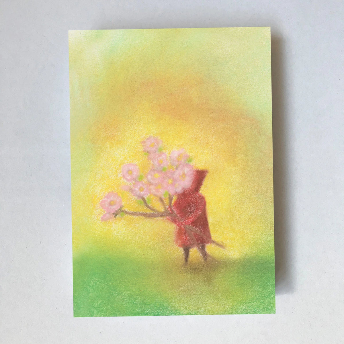 Postkarte Blütenzweig von Lot Bouwes A7: ein Wichtel hält einen rosa Blütenzweig, zartes Gelb-Grün