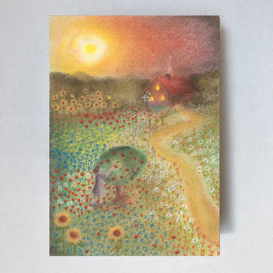 Postkarte Blumenwiese von Lot Bouwes A6: weite Blumenwiese voller Mohn und Sonnenblumen, ein Weg führt zu einem roten Haus, eine Gestalt unter einem grünen Schirm, gelbe Sonne