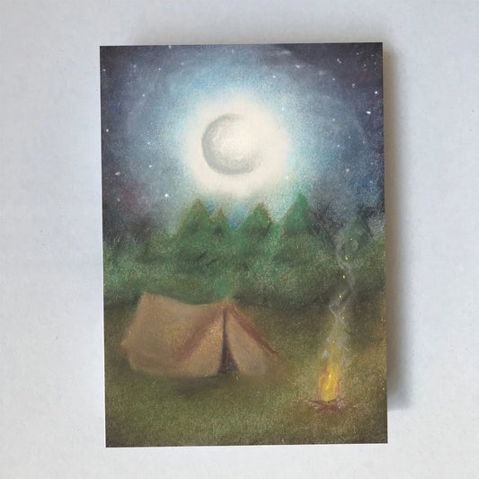 Postkarte Camping von Lot Bouwes A6: Zelt auf einer Lichtung unter Vollmond und Sternenhimmel, kleines Lagerfeuer, Tannenwald