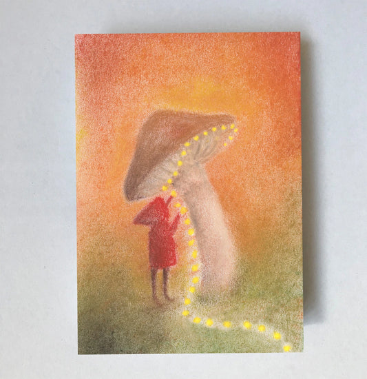 Postkarte Dekorieren von Lot Bouwes A7: ein Wichtel schmückt einen großen Pilz mit einer Lichterkette, oranger Himmel