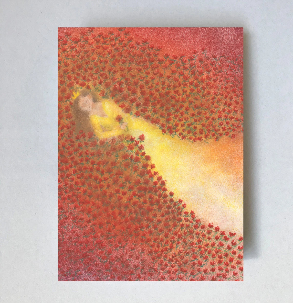 Postkarte Dornröschen von Lot Bouwes A6: eine Rosenhecke voller roter Rosen, darin ein leuchtender Durchgang zur schlafenden Prinzessin