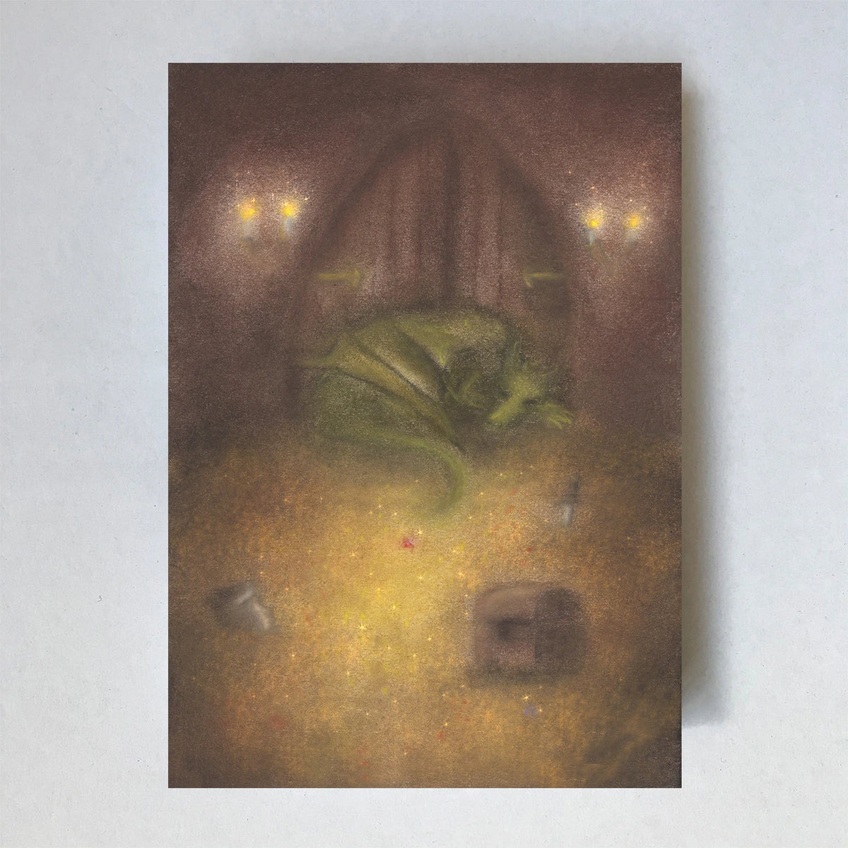 Postkarte Drache von Lot Bouwes A6: ein grüner Drache schläft zusammengerollt in einer Schatzkammer mit hohem Tor, Lampen an der Wand, Goldstücke und eine Truhe am Boden