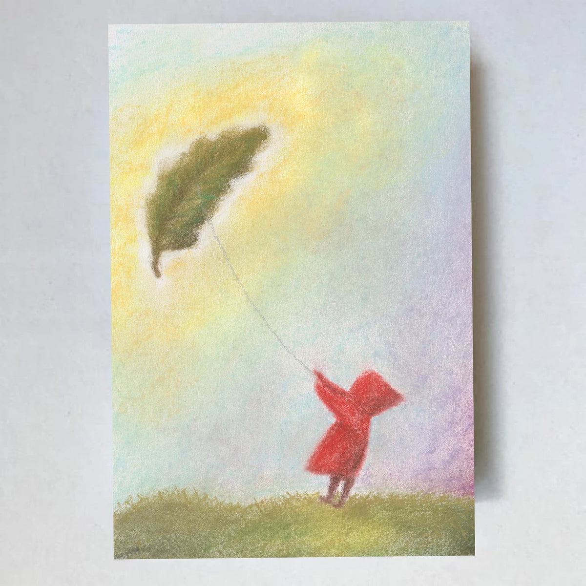Postkarte Drachen von Lot Bouwes A7: ein Wichtel lässt ein Blatt wie einen Drachen im Wind steigen