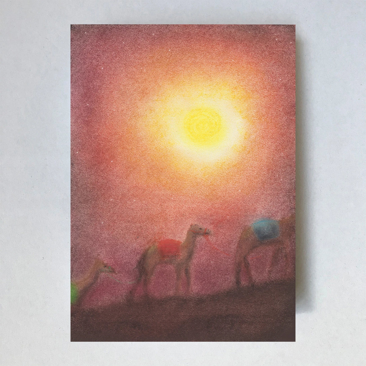 Postkarte Drei Kamele von Lot Bouwes A6: drei Kamele ziehen bei glühender Sonne durch die Wüste