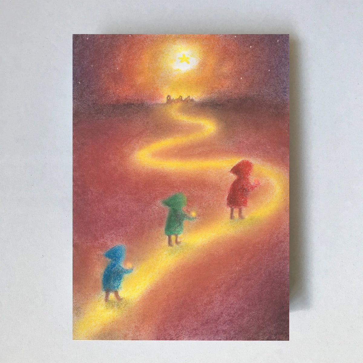 Postkarte Drei Könige von Lot Bouwes A7: drei Wichtel-Könige in Rot, Grün und Blau folgen einem goldenen Weg zum Stern