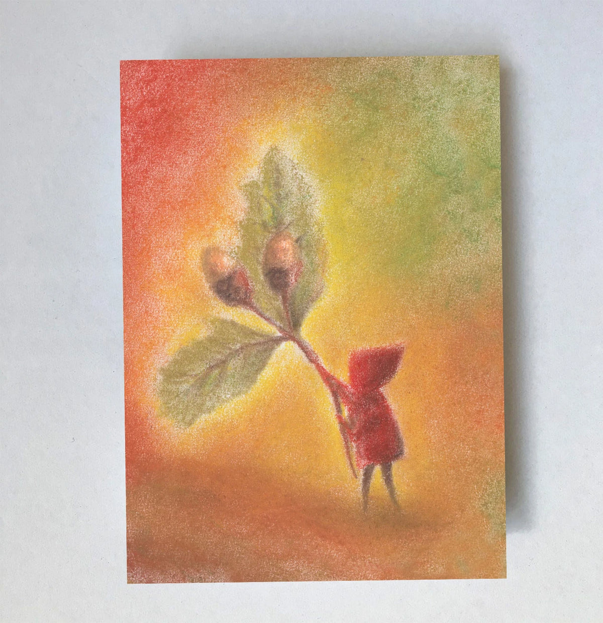 Postkarte Eichel von Lot Bouwes A7: ein Wichtel hält einen Eichenzweig mit Eicheln, warmes Herbstlicht