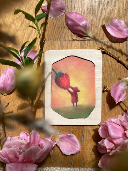Postkarte Erdbeere von Lot Bouwes A6 auf Holz zwischen rosa Blüten, Foto