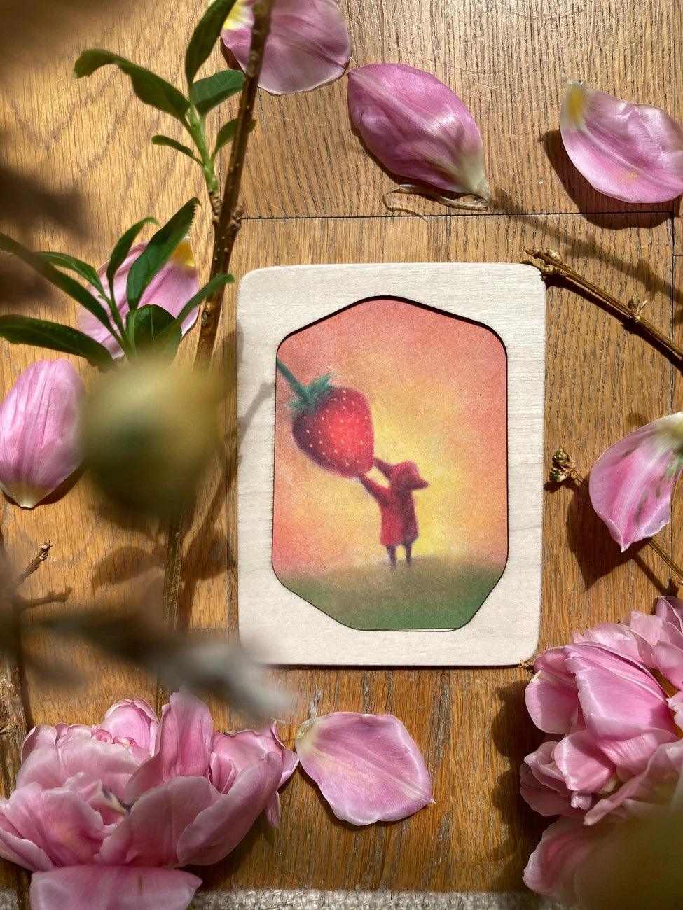 Postkarte Erdbeere von Lot Bouwes A7 im Holzrahmen zwischen rosa Blüten, Foto