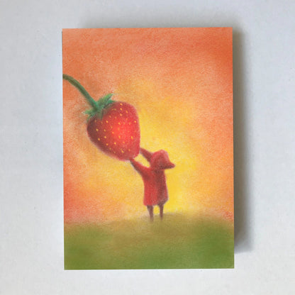 Postkarte Erdbeere von Lot Bouwes A7: ein Wichtel in Rot hält eine riesige Erdbeere, oranger Himmel