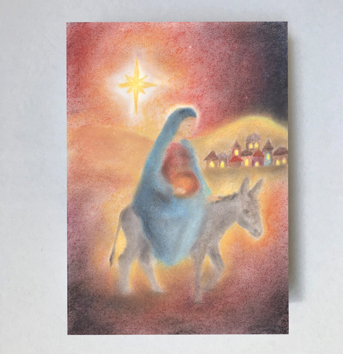 Postkarte Esel von Lot Bouwes A6: Maria mit dem Kind sitzt auf einem Esel auf dem Weg nach Bethlehem, Stern und Stadt im Hintergrund