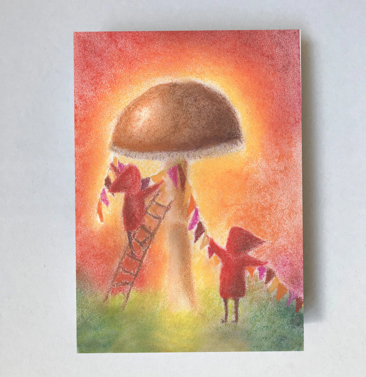 Postkarte Fähnchen von Lot Bouwes A7: Wichtel spannen eine bunte Wimpelkette an einem großen Pilz auf