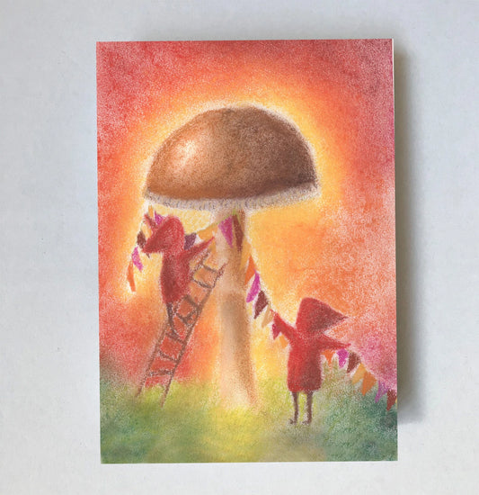 Postkarte Fähnchen von Lot Bouwes A7: Wichtel spannen eine bunte Wimpelkette an einem großen Pilz auf