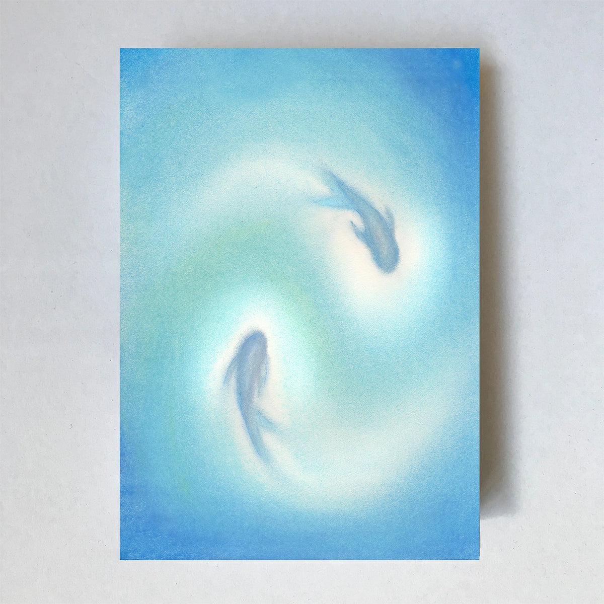 Postkarte Fische von Lot Bouwes A6: zwei Fische schwimmen im Kreis in hellblau-türkisem Wasser