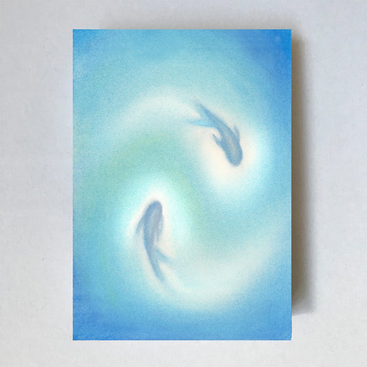 Postkarte Fische von Lot Bouwes A6: zwei Fische schwimmen im Kreis in hellblau-türkisem Wasser