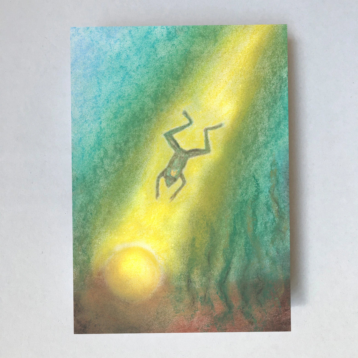 Postkarte Froschkönig von Lot Bouwes A6: im grünen Wasser des Brunnens leuchtet die goldene Kugel, der Frosch taucht ihr hinterher