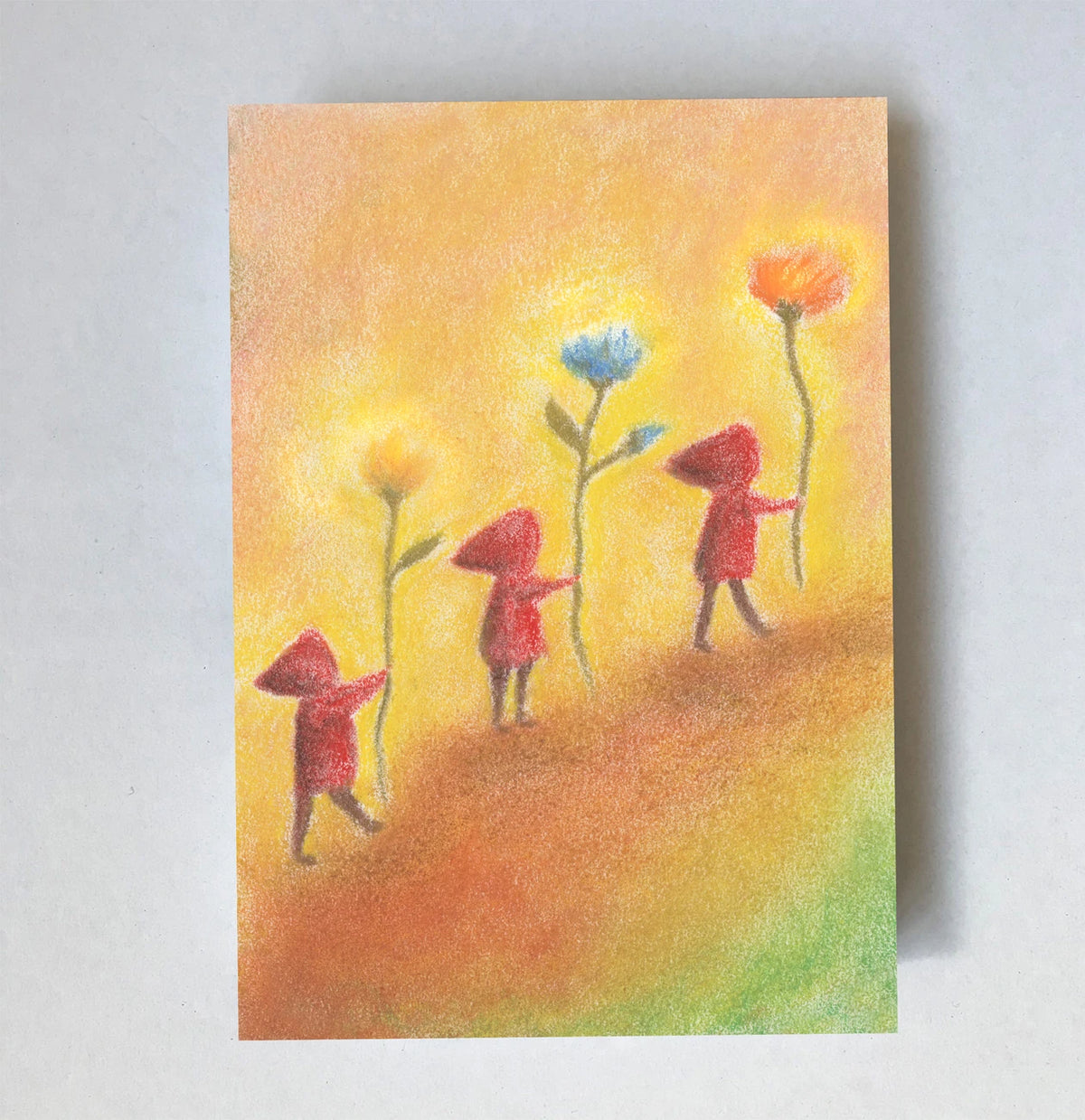 Postkarte Frühlingsfest von Lot Bouwes A7: Wichtel spazieren zwischen hohen bunten Frühlingsblumen, warmes Licht