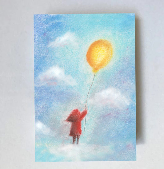 Postkarte Gelber Ballon von Lot Bouwes A7: ein Wichtel schwebt an einem gelben Luftballon in den hellblauen Himmel mit Wolken