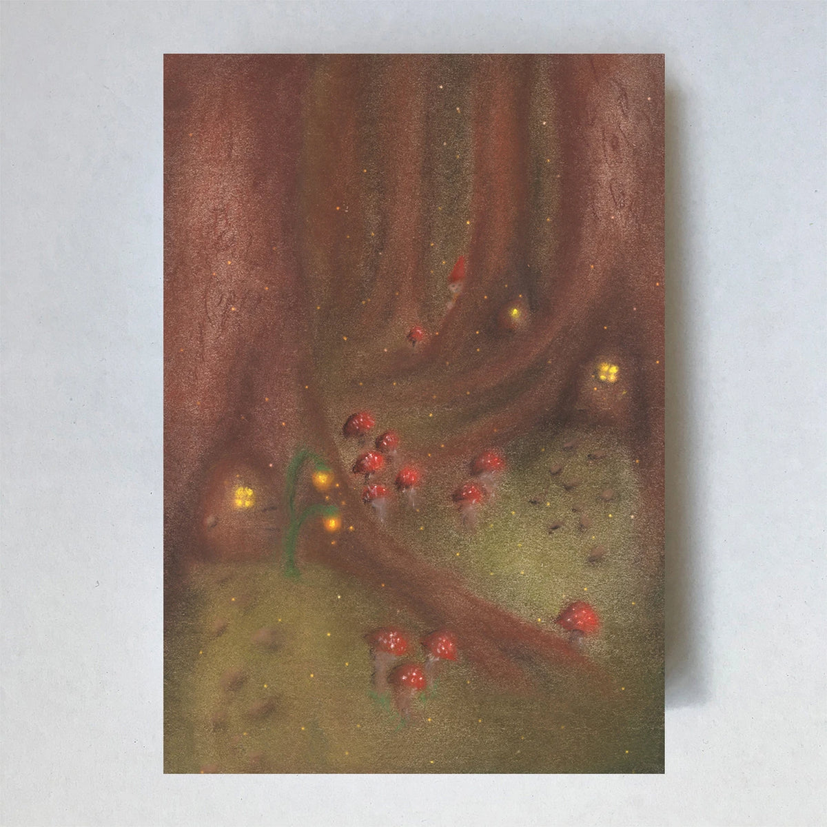 Postkarte Gnomendorf von Lot Bouwes A6: Wichteldorf in den Wurzeln eines großen Baumes, rote Fliegenpilze, kleine Fenster und Türen leuchten