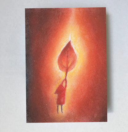 Postkarte Herbstblatt von Lot Bouwes A7: ein Wichtel hält ein leuchtend rotes Herbstblatt über seinen Kopf
