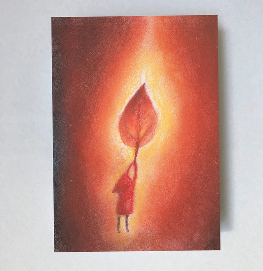 Postkarte Herbstblatt von Lot Bouwes A7: ein Wichtel hält ein leuchtend rotes Herbstblatt über seinen Kopf