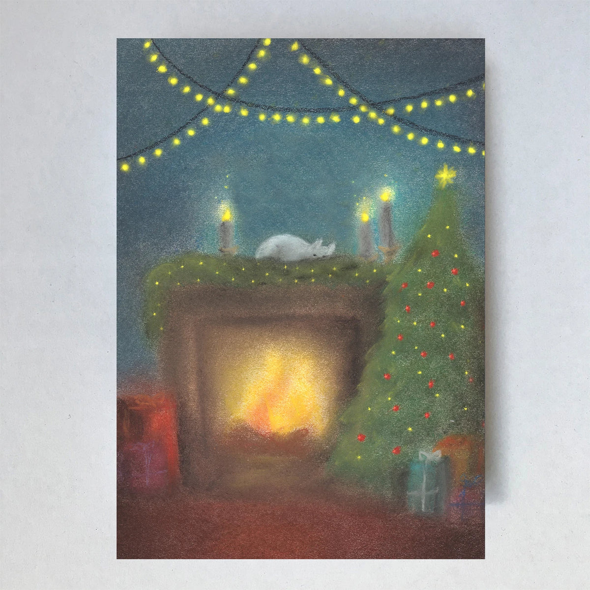 Postkarte Kamin von Lot Bouwes A6: knisterndes Kaminfeuer, darüber Tannengirlande mit Kerzen und Lichterkette, daneben Weihnachtsbaum und Geschenke