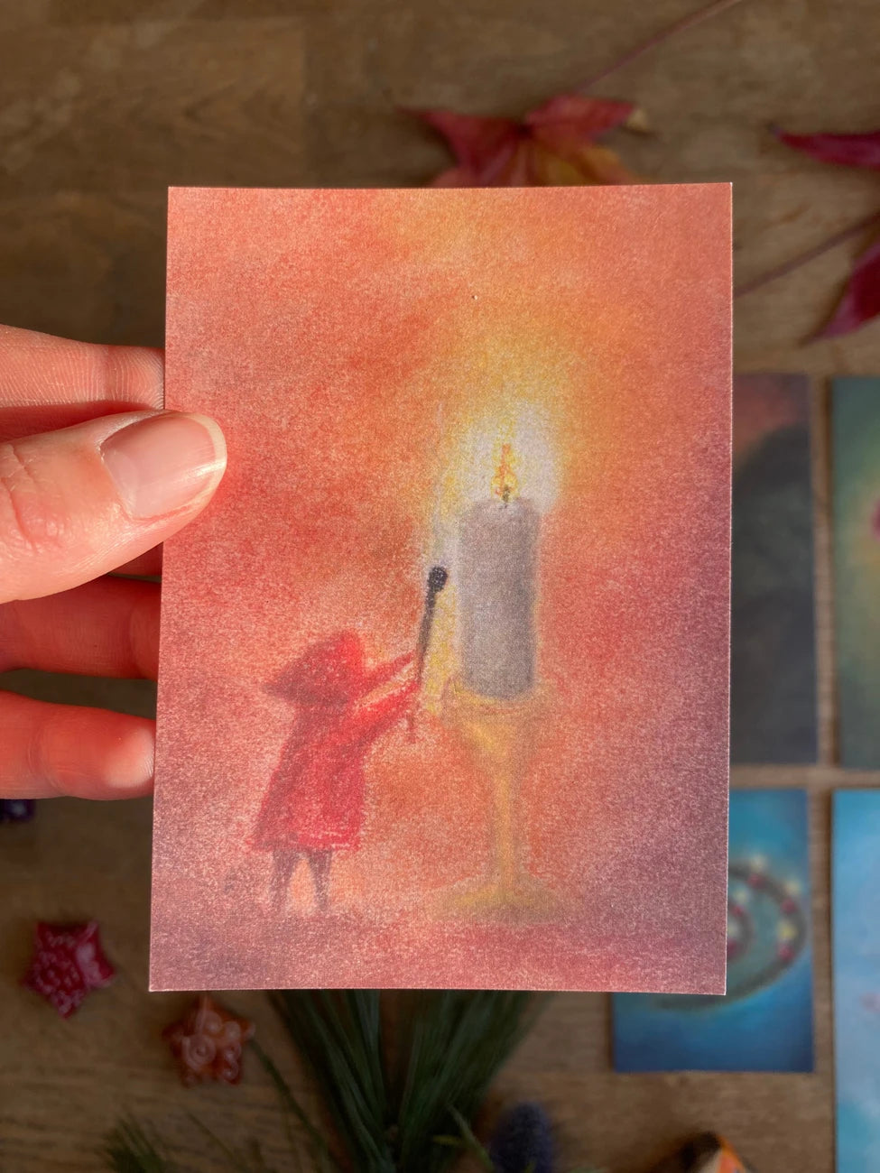 Postkarte Kerze von Lot Bouwes A7 in der Hand gehalten, Foto