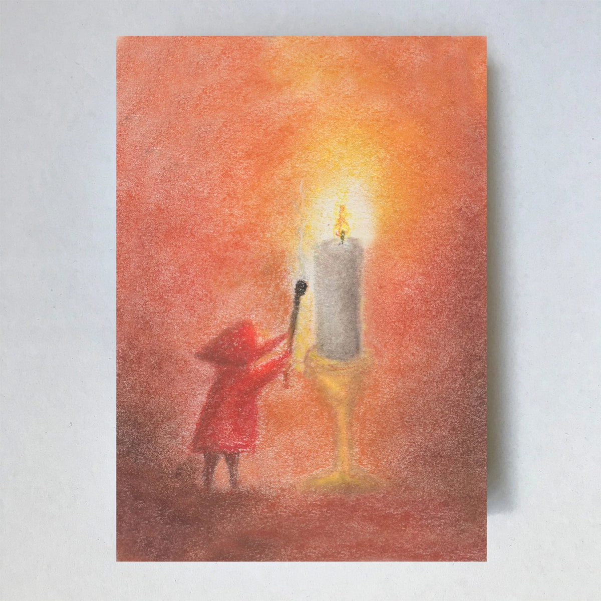 Postkarte Kerze von Lot Bouwes A7: ein Wichtel zündet mit einem langen Stab eine große weiße Kerze an, warmes Licht