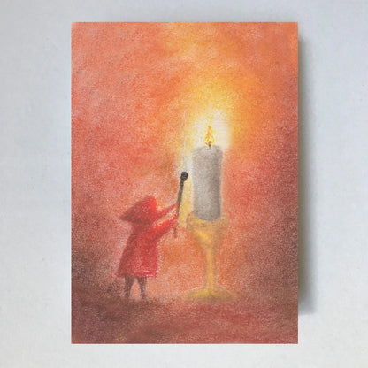 Postkarte Kerze von Lot Bouwes A7: ein Wichtel zündet mit einem langen Stab eine große weiße Kerze an, warmes Licht