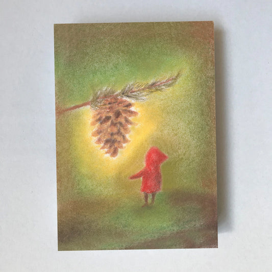 Postkarte Kiefernzapfen von Lot Bouwes A7: ein Wichtel steht unter einem großen Kiefernzapfen, der an einem Zweig hängt
