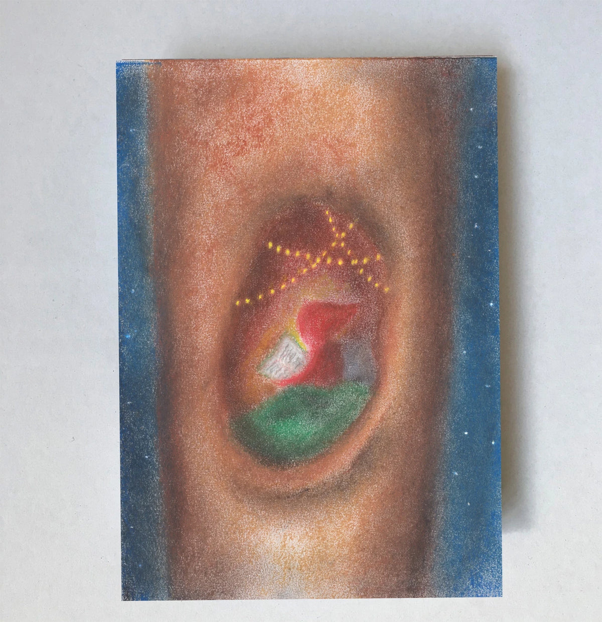 Postkarte Kleine Höhle von Lot Bouwes A7: ein Wichtel schaut aus einer kleinen Höhle in einem Baumstamm, Lichterkette am Eingang