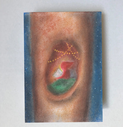 Postkarte Kleine Höhle von Lot Bouwes A7: ein Wichtel schaut aus einer kleinen Höhle in einem Baumstamm, Lichterkette am Eingang