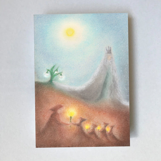 Postkarte König Winter und Mutter Erde von Lot Bouwes A6: Mutter Erde als große weiße Gestalt mit Schleier auf dem Hügel, Sonne, kleine Wurzelkinder mit Lichtern ziehen zu einem Bäumchen