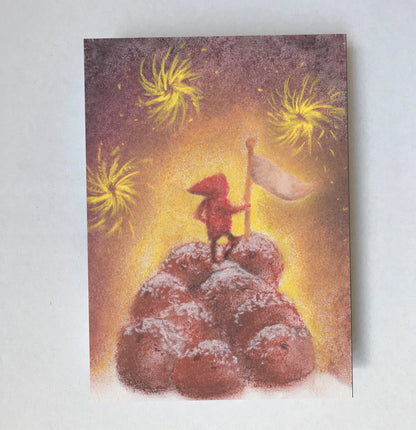 Postkarte Krapfen von Lot Bouwes A7: ein Wichtel steht mit einer Fahne auf einem Berg Krapfen, Feuerwerk am Himmel