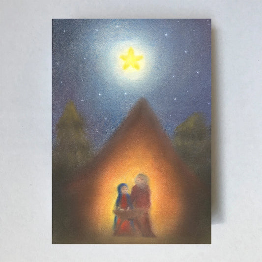 Postkarte Krippe von Lot Bouwes A6: Maria und Josef mit dem Kind im Stall, warmes Licht im Inneren, großer Stern am Nachthimmel