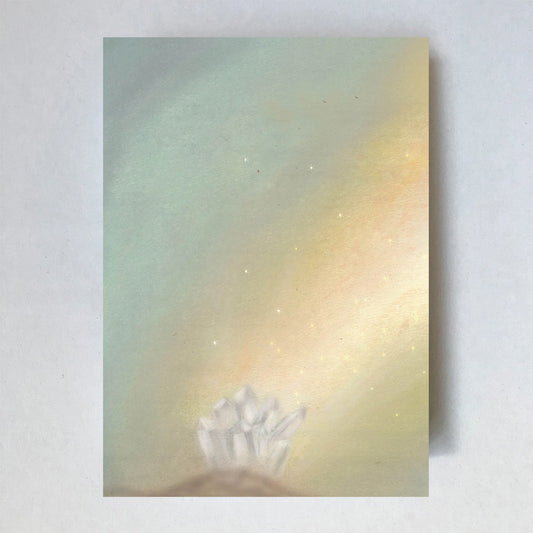 Postkarte Kristall von Lot Bouwes A6: eine Gruppe heller Kristalle auf einem Felsen, schimmerndes Licht in Gelb, Grün und Rosa
