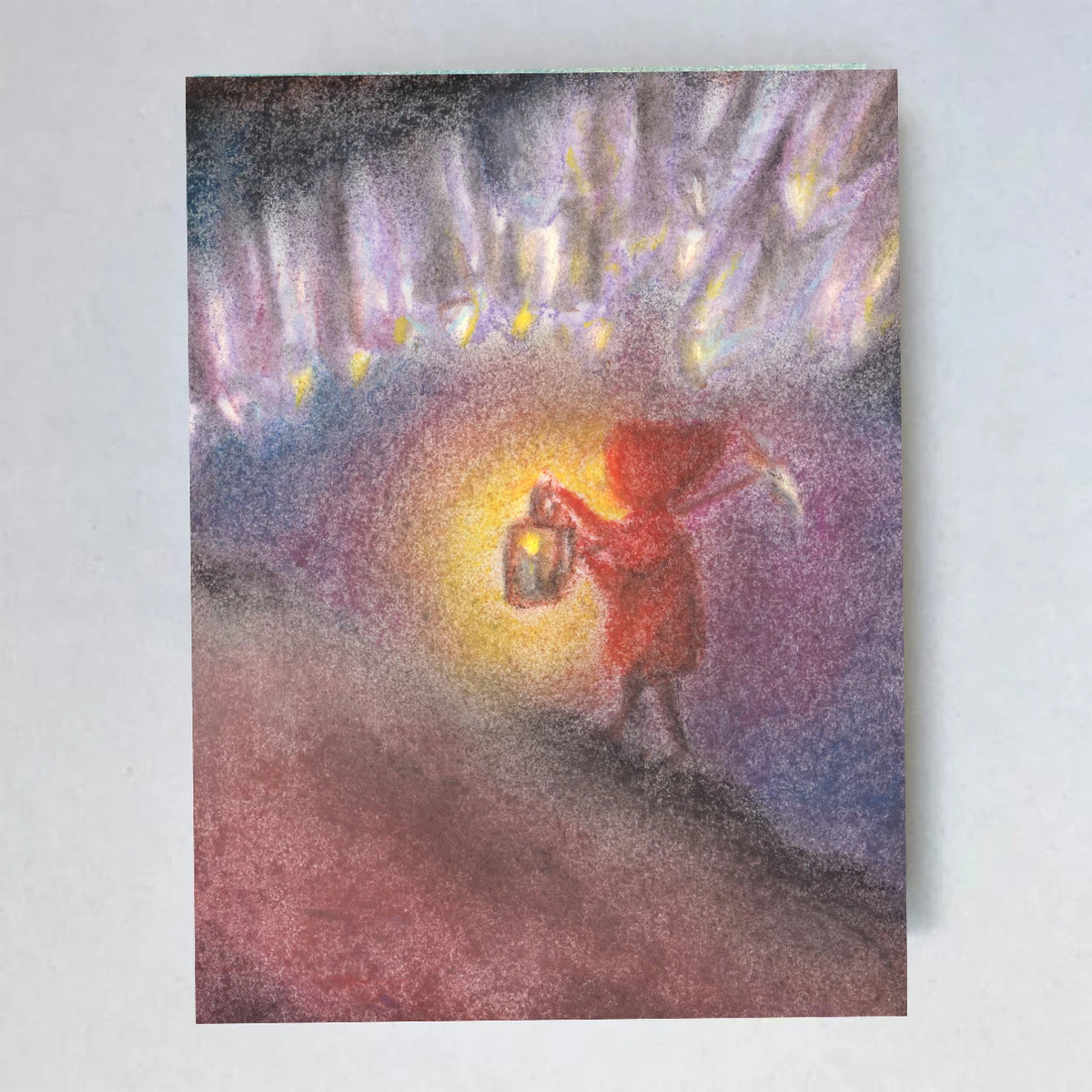 Postkarte Kristallhöhle von Lot Bouwes A7: ein Wichtel mit Laterne geht durch eine funkelnde Kristallhöhle