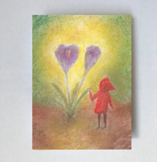 Postkarte Krokus von Lot Bouwes A7: ein Wichtel steht neben zwei großen lila Krokussen