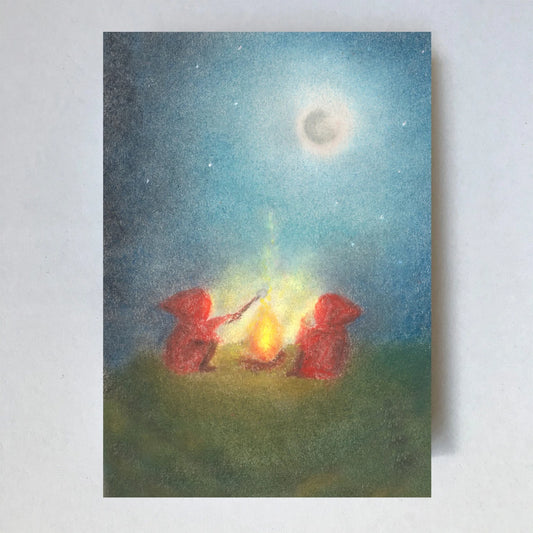 Postkarte Lagerfeuer von Lot Bouwes A7: zwei Wichtel sitzen nachts am Lagerfeuer und halten Stöcke ins Feuer, Mond