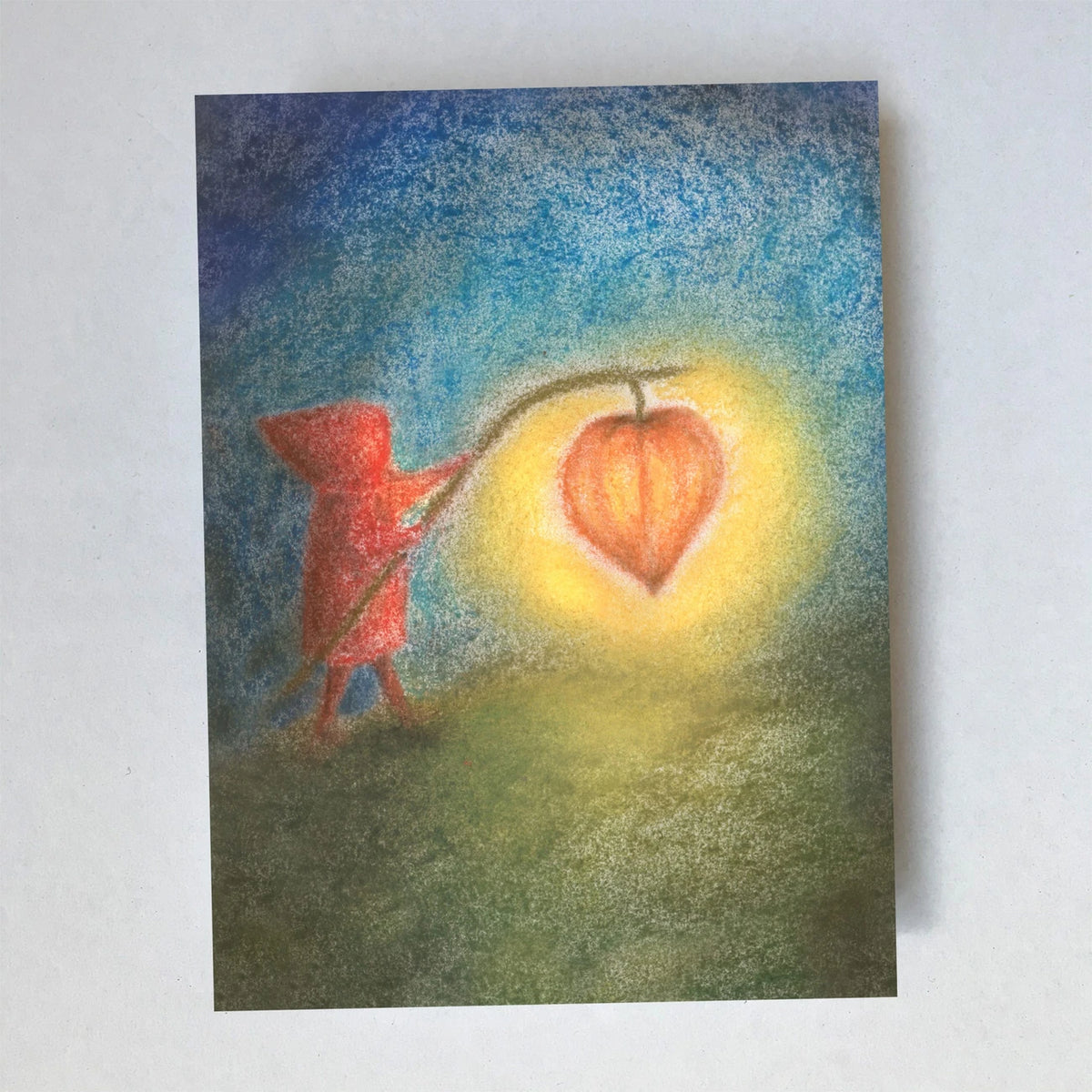 Postkarte Laterne von Lot Bouwes A7: ein Wichtel trägt eine leuchtende Lampionblume als Laterne durch die Nacht