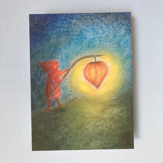 Postkarte Laterne von Lot Bouwes A7: ein Wichtel trägt eine leuchtende Lampionblume als Laterne durch die Nacht