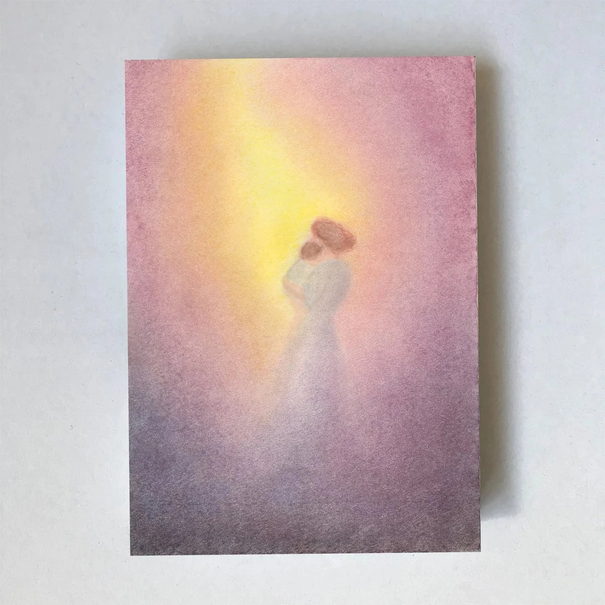Postkarte Märchenhafte Mutter von Lot Bouwes A6: eine Mutter hält ihr Baby im Arm, in zartes rosa-violettes Licht gehüllt, ein heller Schein über ihnen