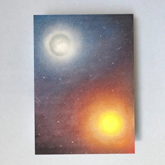 Postkarte Magische Planeten von Lot Bouwes A6: Mond und Sonne stehen sich am dunkelblauen Sternenhimmel gegenüber