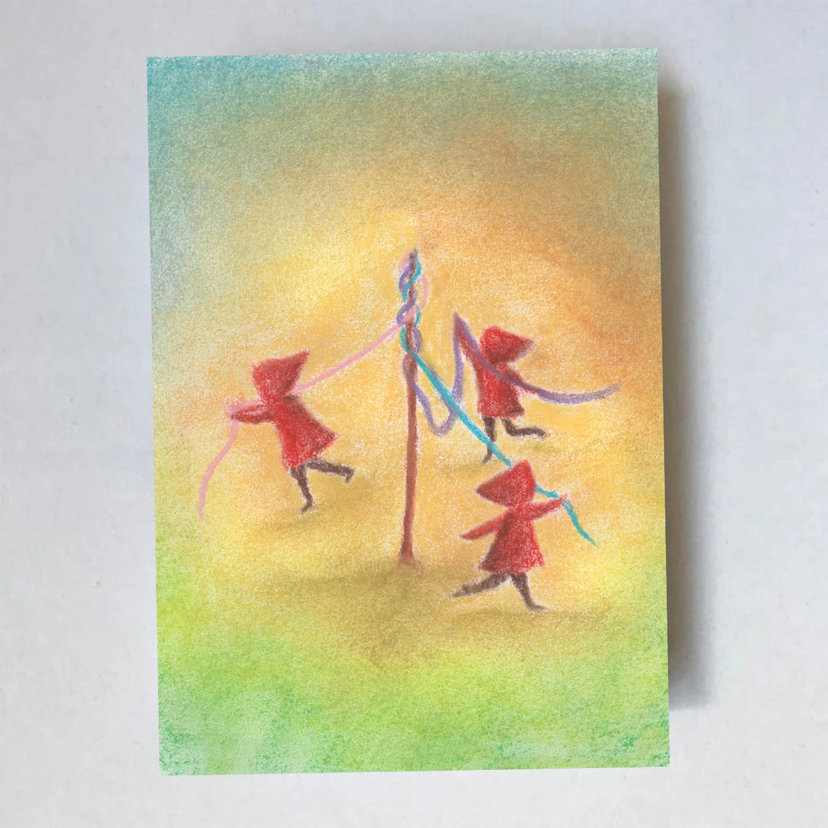 Postkarte Maibaum von Lot Bouwes A7: Wichtel tanzen mit Bändern um einen Maibaum