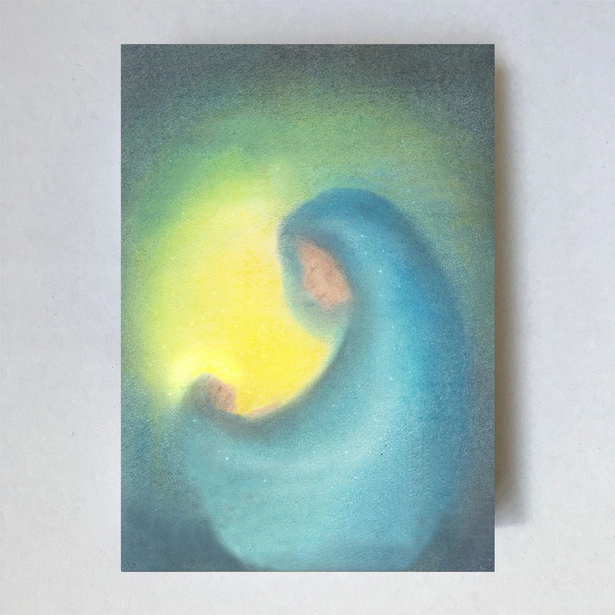 Postkarte Maria von Lot Bouwes A6: Maria im blauen Mantel hält das Jesuskind im Arm, goldgelbes Licht hinter ihr
